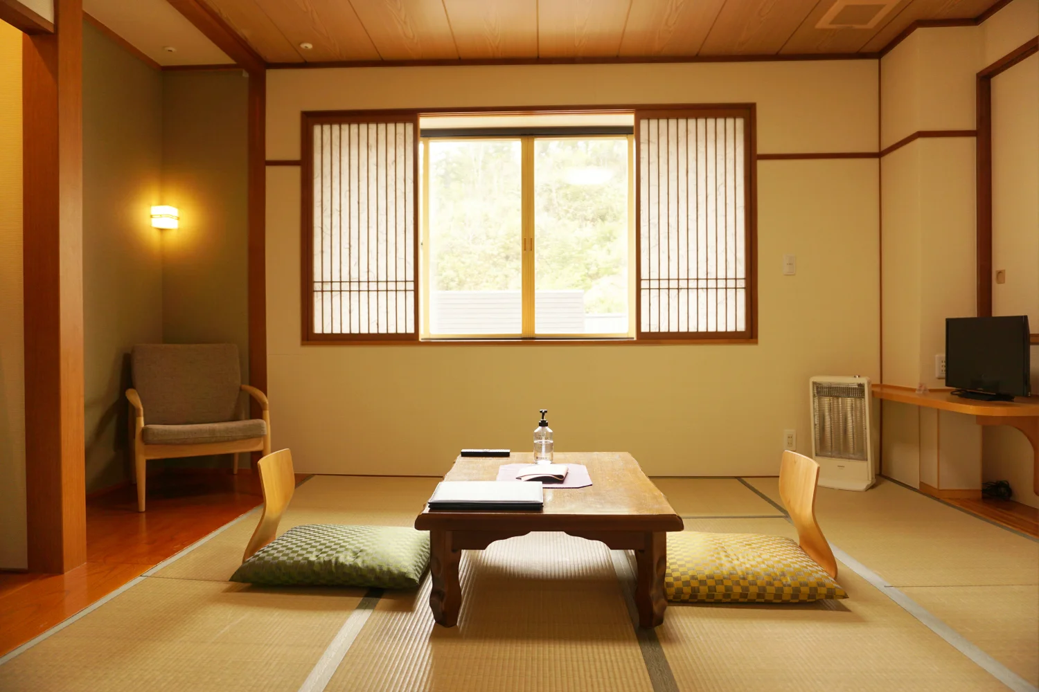 本館 建物側 和室8畳 客室例3